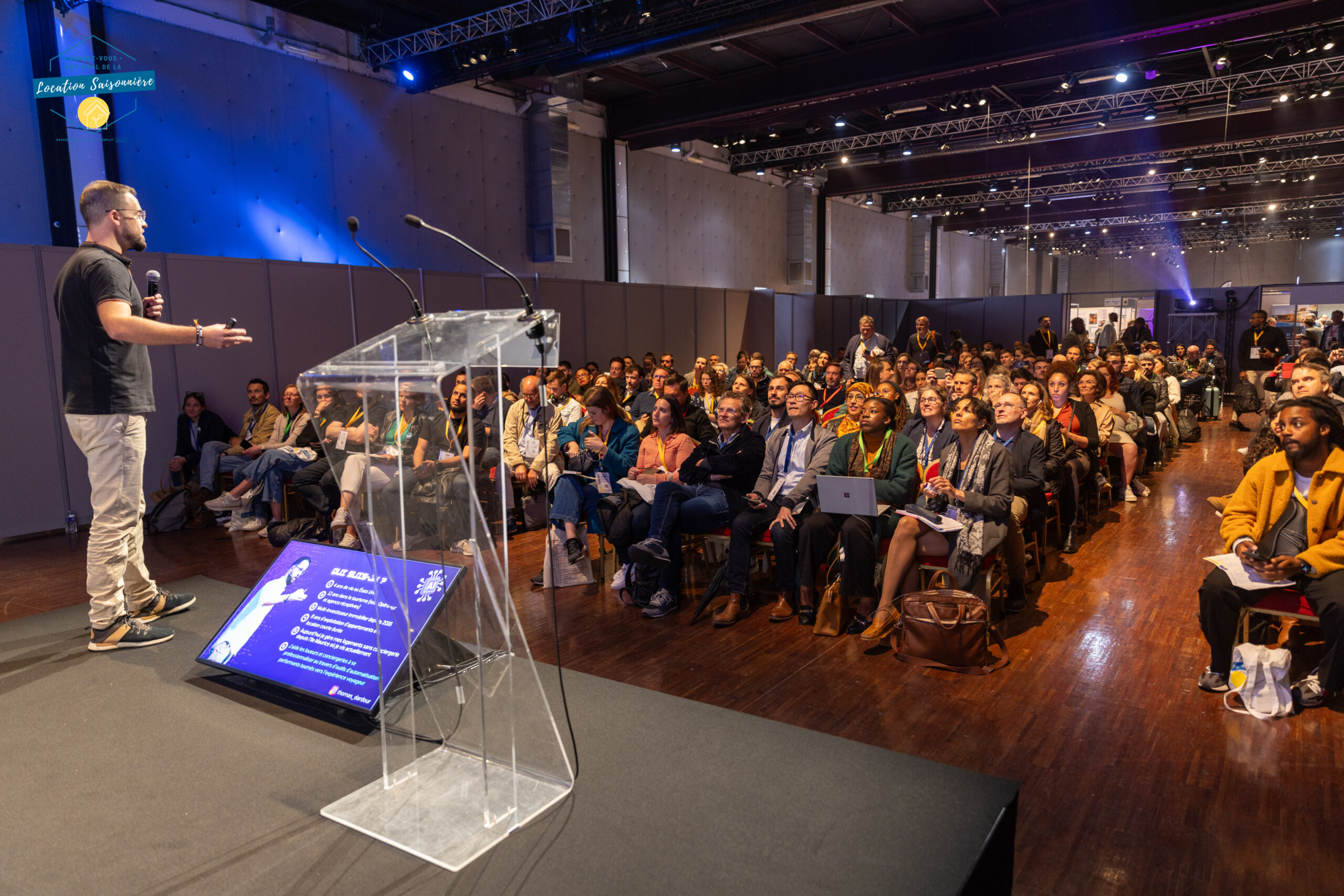 Deux photos des différents visiteurs du salon 2023