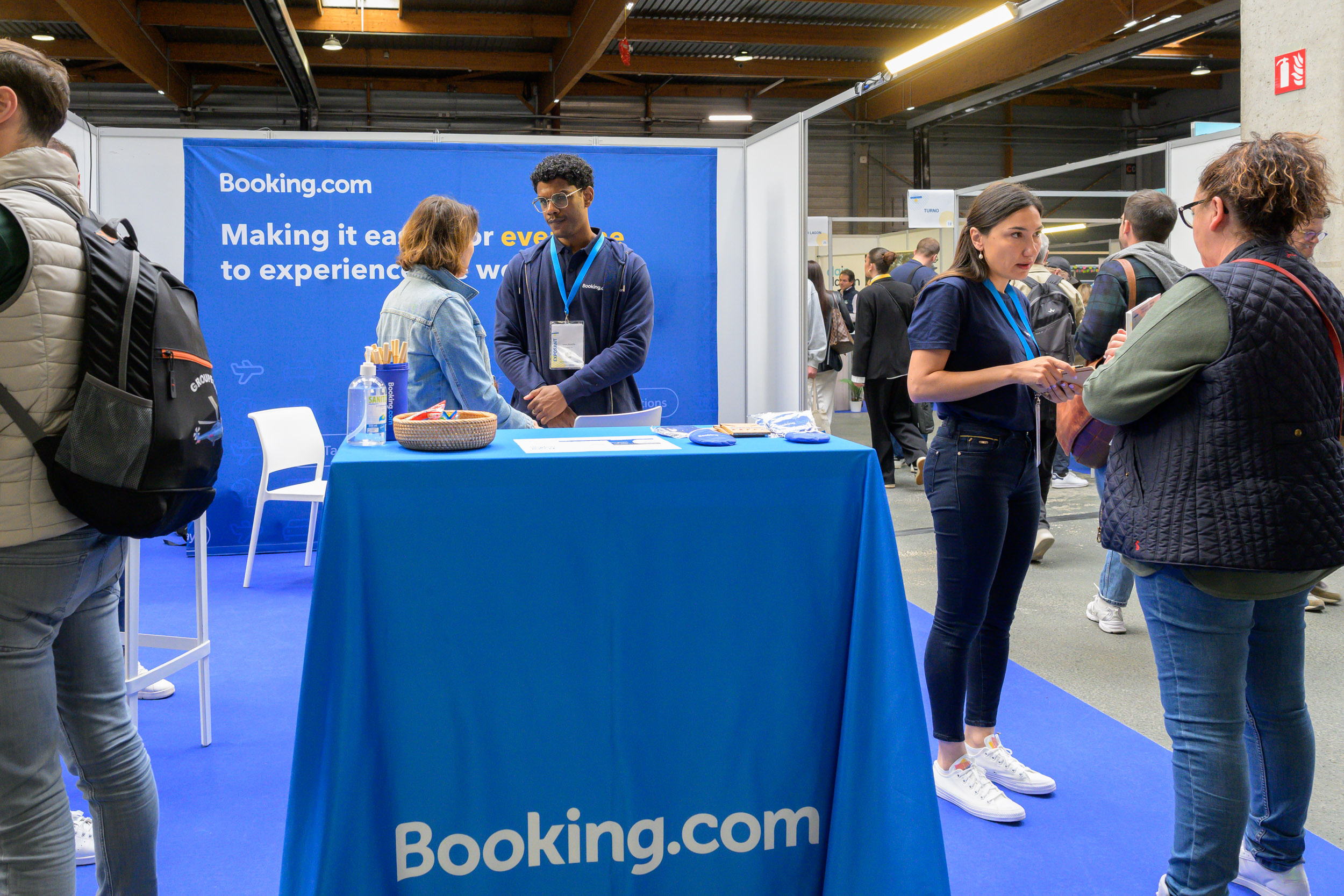 Deux photos des différents visiteurs du salon 2023